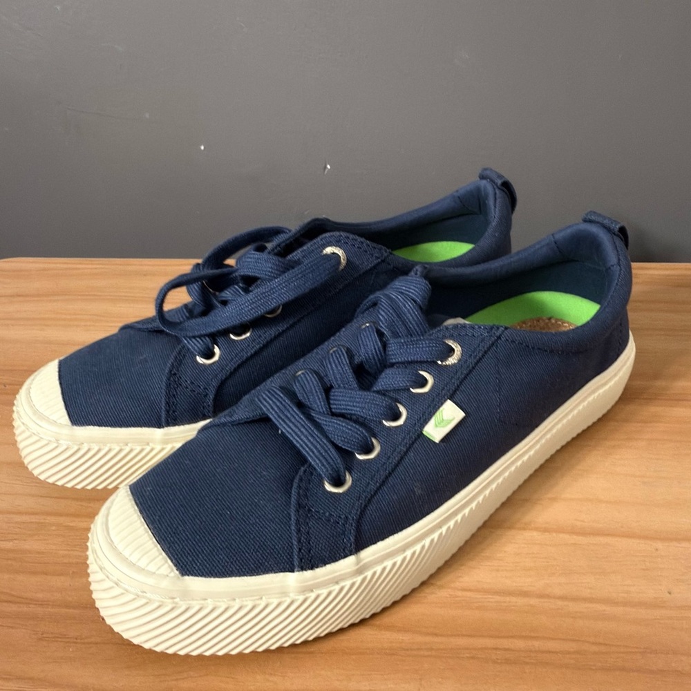 Cariuma Oca Low Canvas Shoes Navy Blue Women’s sz 8